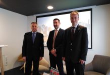 BEST WESTERN PREVÉ CONTAR CONTAR PLUS DE 30 HÔTELS EN ESPAÑA ET PORTUGAL EN 2021 De Izquierda a Derecha, le directeur et propriétaire du Best Western Premier Hotel Dante de Barcelona, Fernando Osorio ; le directeur international des services aux membres de la région de BW, Neville Graham ; et le directeur du développement et des opérations pour l'Espagne et le Portugal, Oriol Maresch