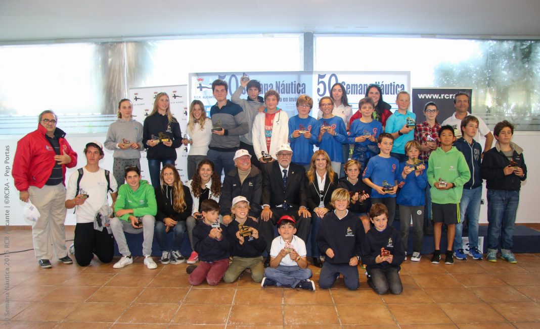 Foto de familia de los vencedores en la 50 Semana Náutica de Alicante (Foto: Pep Portas)