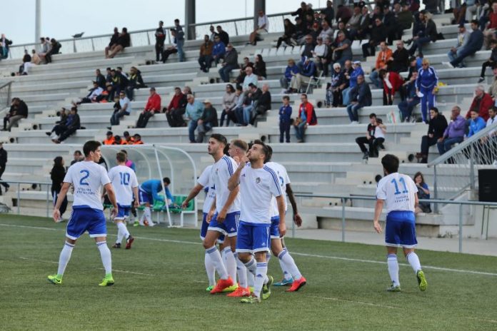 Doelpuntenmaker Duran viert zijn belangrijke doelpunt.
