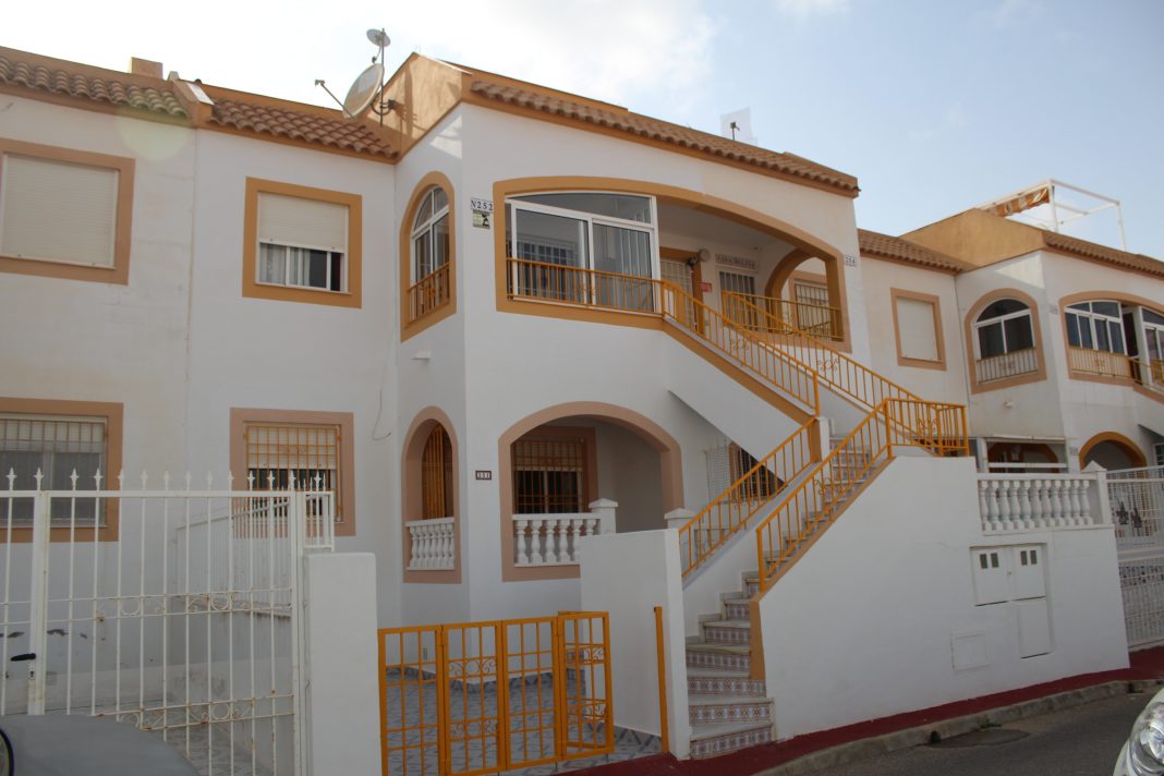 Cheap Spanish property for sale - Two bedroom, one bathroom South-facing ground floor apartment in gated community