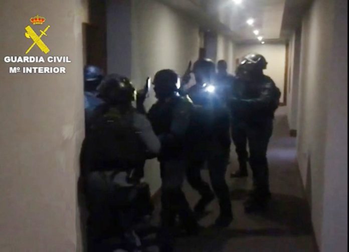 Guardia Agenten van de Guardia arresteren in een appartement in Cabo Roig