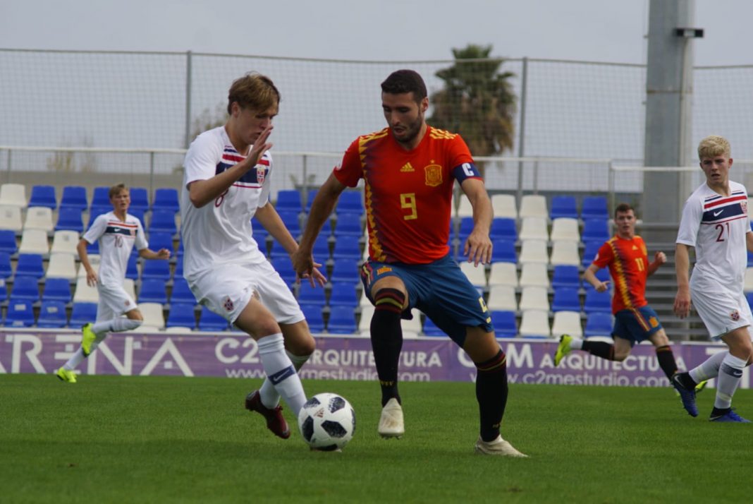 The former Atlético Madrid defender, Santi Denia, is back at Pinatar with Spain U-19-s