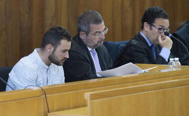 Ismael Blanco, with the striped shirt, next to his lawyer Fermín Guerrero
