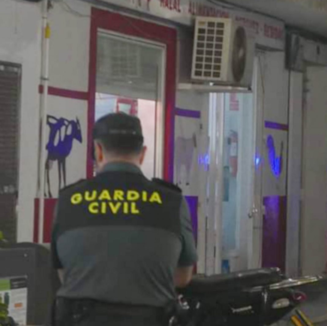 Guardia outside the premises in the Altea shooting.