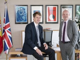 Carta de Su Majestad Hugh Elliott a los ciudadanos británicos residentes en España HMA Hugh Elliott con el ayudante Tim Hemmings