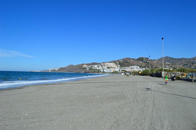 Three Moroccans arrested smuggling drugs into Spain on El Playazo beach in Nerja