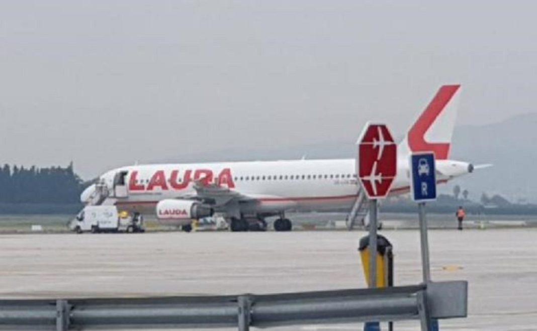 Lauda Air passenger aircraft makes emergency landing in Malaga following engine failure