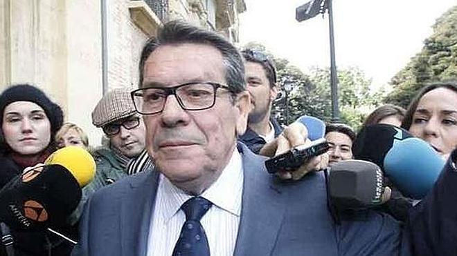 Consell urges Torrevieja to remove name of convicted mayor