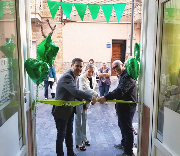 The Mayor of Los Montesinos Jose Manuel Butron cuts the ribbon at the new SAT shop.