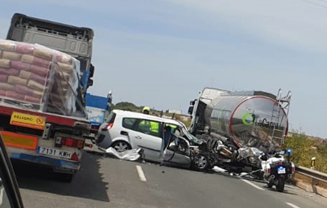 A car collides a tanker truck carrying olive oil on the AP-7