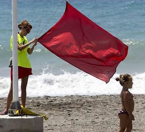 RED FLAG ALERT - Policia impose fines to swimmers at La Mata