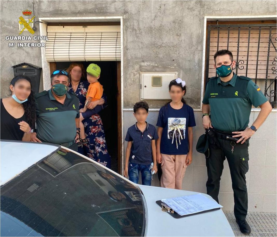 Almoradi Civil Guard return lost children to family in El Saladar
