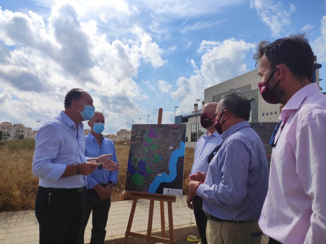 The Mayor of Orihuela, Emilio Bascuñana, and the Councillor for Health, José Galiano, recently visited the proposed site