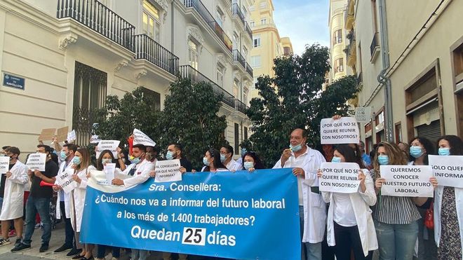 Torrevieja Hospital Staff demonstrate in support of Ribera Salud