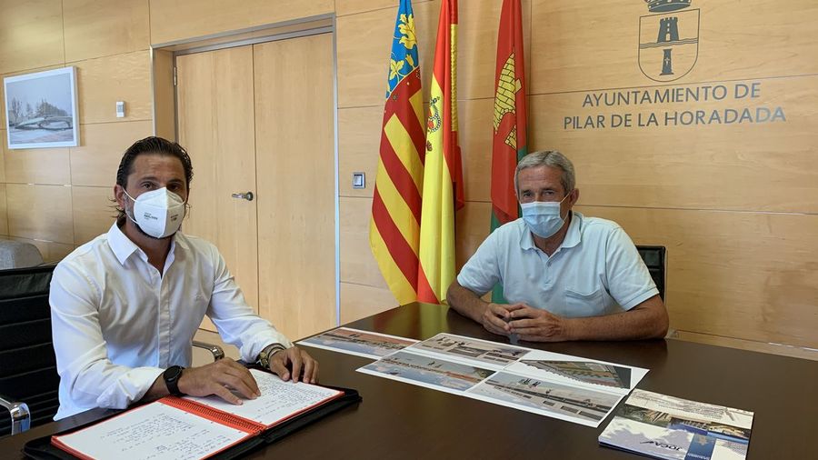 The mayor of Pilar de la Horadada, José María Pérez Sánchez, met with Emilio Lorenzo Cazorla, CEO of the JOCA Ingeniería y Construcciones