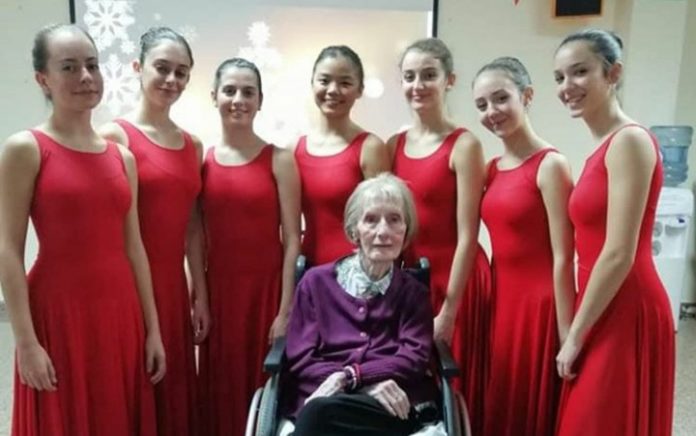 Marta Cinta Gonzalez mit Schülern des Ballet Masters Alcoy