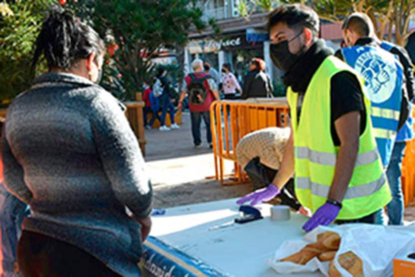 Banco Obrero distributes food in the Plaza de la Constitución