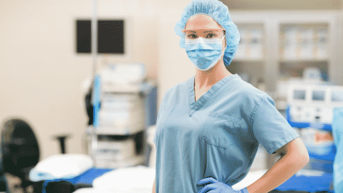 В Валенсийском сообществе Министерство здравоохранения рекомендовало использовать маски в больницах и клиниках в качестве меры предосторожности.