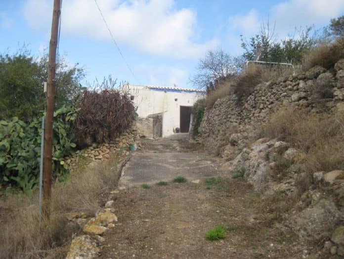 This traditional agricultural building is located in Dehesa de Campoamor and has been surrounded by residential developments that threaten its historical value.
