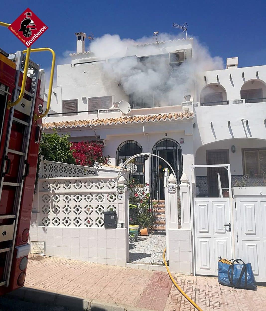 A spectacular fire occurred in a home on Avenida de Torreblanca in Torrevieja on Thursday afternoon