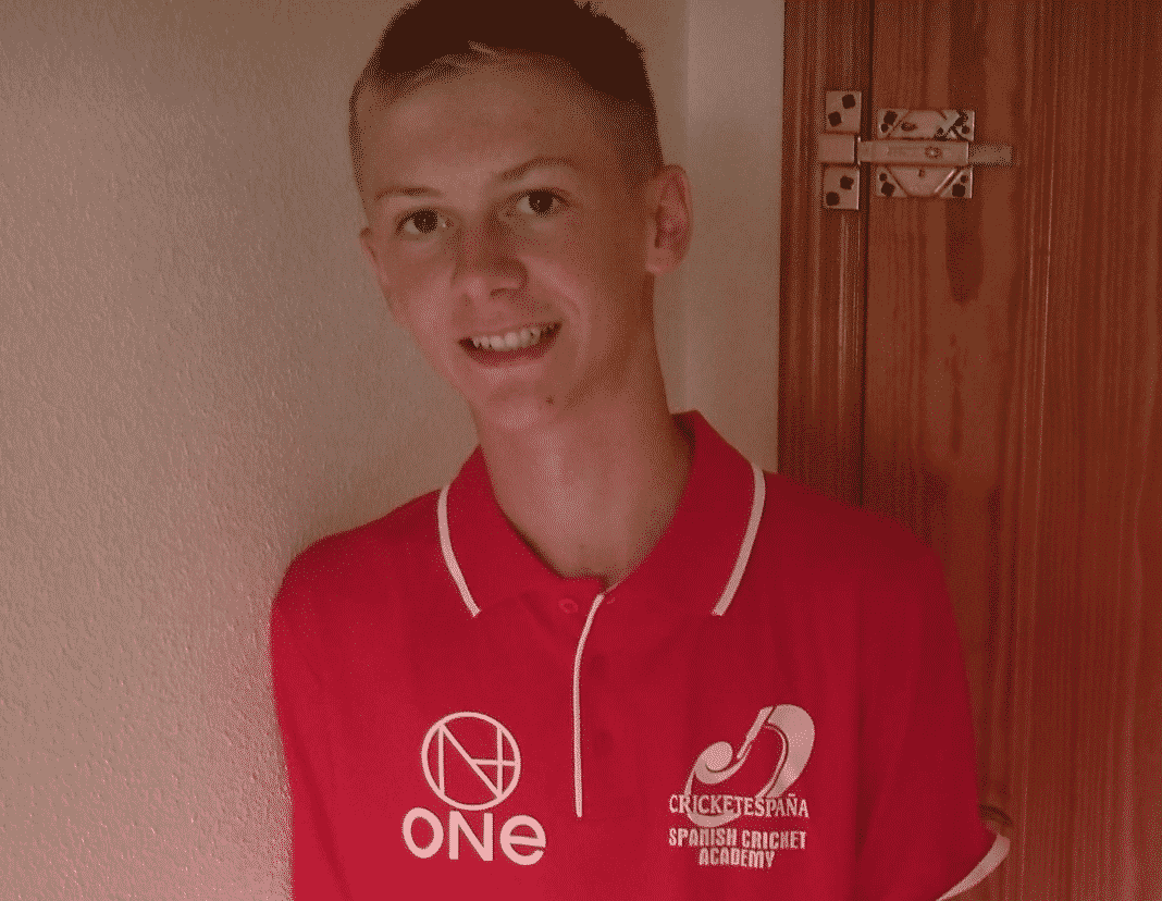 Tom Vine a battu le record du club pour les meilleurs chiffres de bowling (5-17) seulement pour voir son record battu par Alfie Court (photos) avec 6 pour 11.