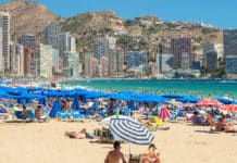 Une Britannique de 63 ans étrangle son amie avec le câble d'un aspirateur à Benidorm Le meurtre a eu lieu dans un appartement en duplex à Rincón de Loix, un quartier de Benidorm connu pour sa grande communauté britannique.
