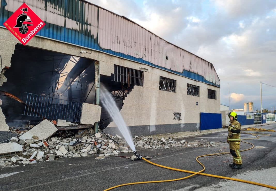 Huge fire completely destroys shoe warehouse in Catral