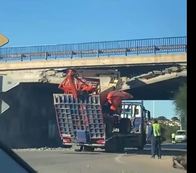 High Vehicle collides with N-332 bridge in Torrevieja