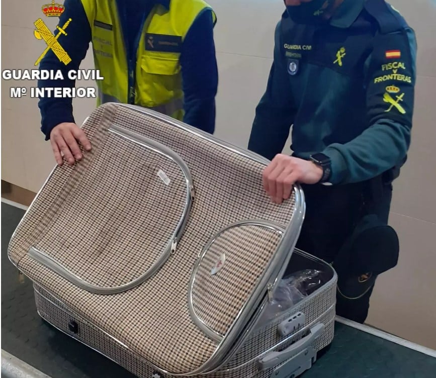 100,000 euros found in the suitcase at Valencia airport