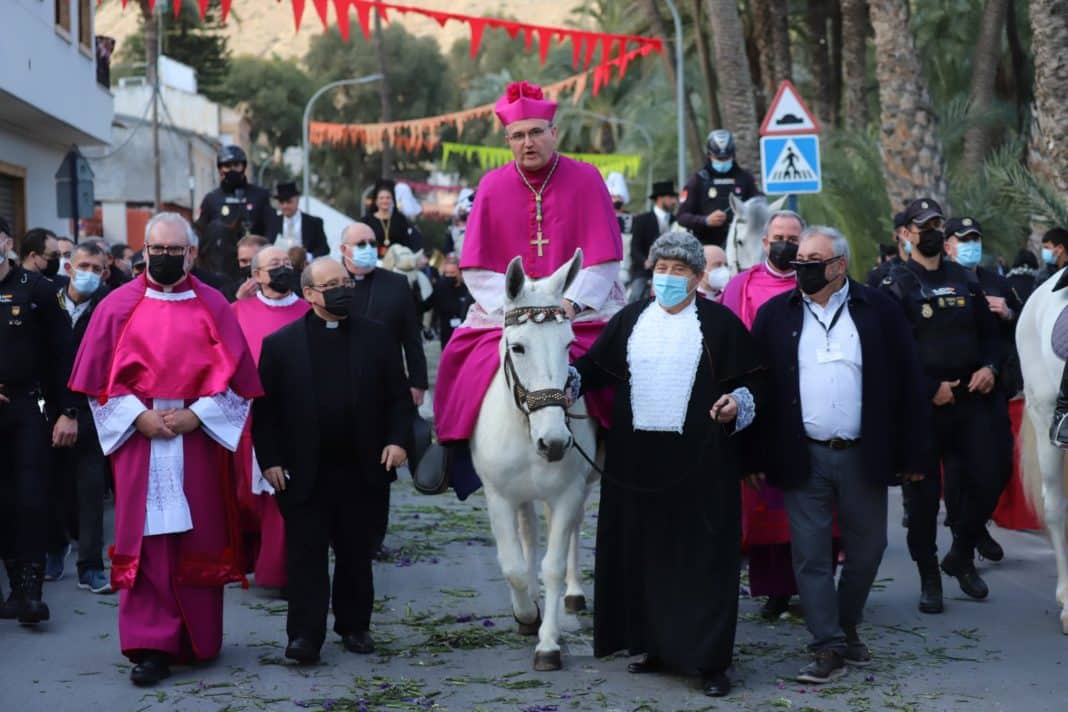 New Bishop honours tradition as he parades through Orihuela