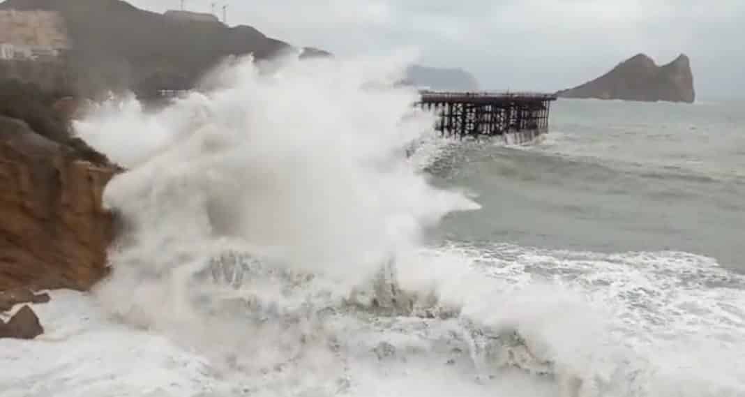 Five metre waves hit Cartagena amid heavy downpours