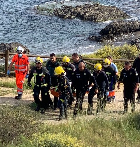 Levante Almería Firefighters rescue two young people who had fallen down a cliff