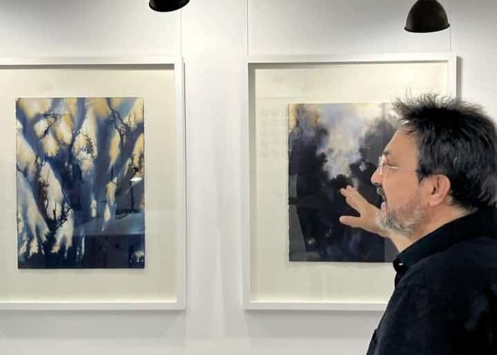 Rojales based artist Angel Castaño views work of Antoni Tàpies in Elche.