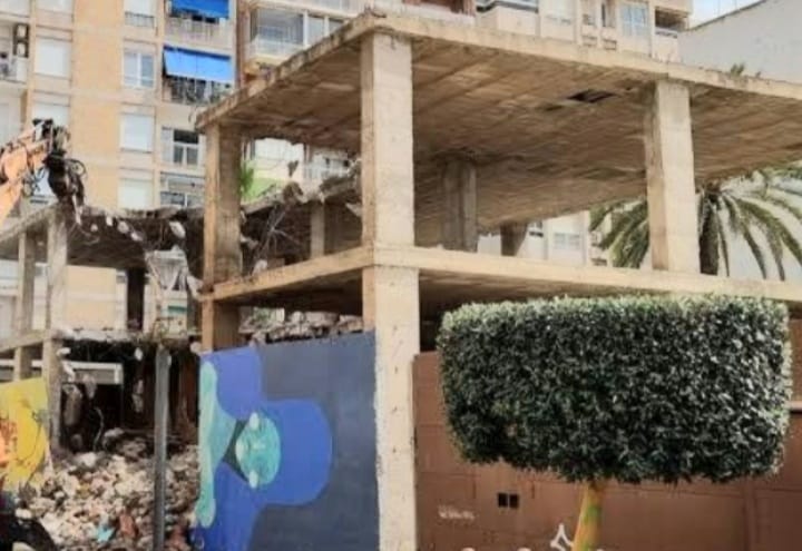 Torrevieja Council grant demolition license for headquarters of Agamed, due to dangerous state, built 1977.