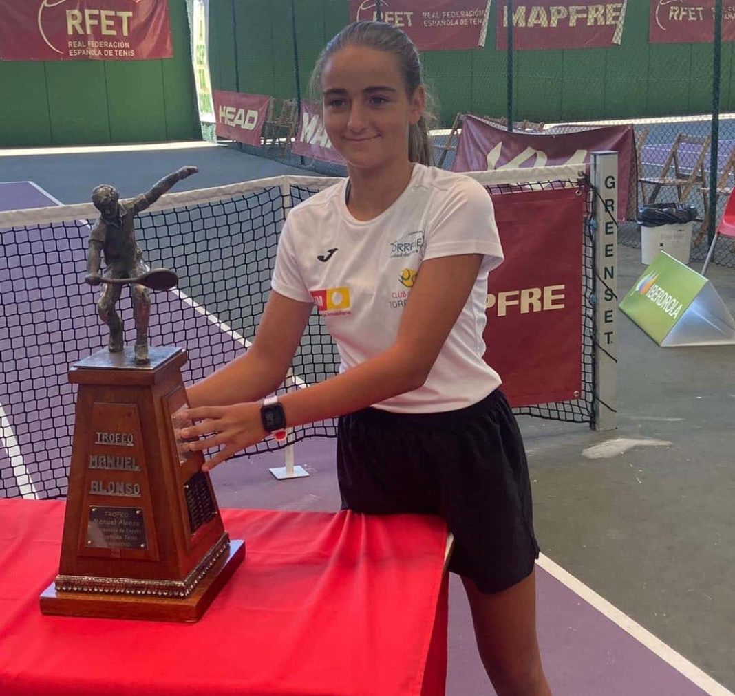 Charo was crowned both singles and doubles champion in the Infantil competitions