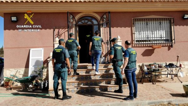 Moment of the Civil Guard search at the address where the alleged ringleader was hiding.