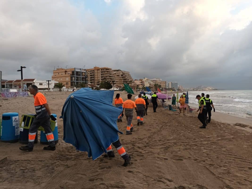 Workers and police remove objects from Oropesa beach. Photo: Oropesa City Council.