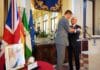 Malagas ordfører hedret av HM Dronningen Paco de la Torre: Med Storbritannias ambassadør for Spania, Hugh Elliott.