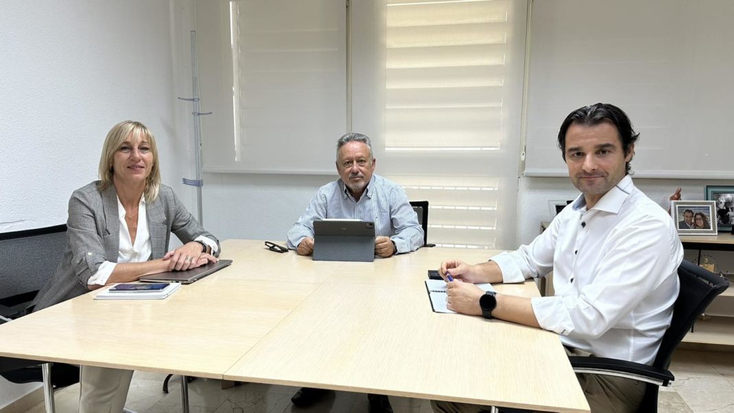 The photo shows Dr. José Cano meeting on Monday with the mayor of Torrevieja, Eduardo Dolon, and the Torrevieja councillor for health, Diana Box.