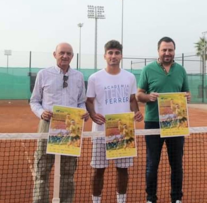 Joan Torres, No 1 seed, Gonzalo Morell, manager of Ferrer Tennis Academy and Sergio Villalba, Councillor for Sports.