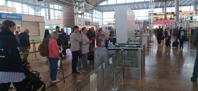 Der Flughafenbetreiber Aena meldete die Sichtung um 8:53 Uhr und veranlasste aus Sicherheitsgründen eine sofortige Aussetzung aller Starts und Landungen.