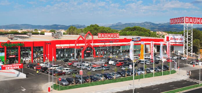 Bauhaus, una multinazionale tedesca specializzata in prodotti per la ristrutturazione della casa, ferramenta, fai da te e giardinaggio, ha dovuto affrontare ritardi di oltre un anno dopo che il concorrente Leroy Merlin, che gestisce due negozi a Orihuela Costa, ha presentato ricorso con successo contro la licenza iniziale concessa nell'agosto 2024.
