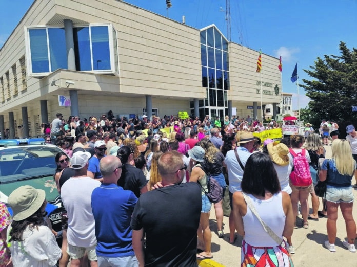 Cette décision coïncide cependant avec une manifestation organisée par le Parti pour l'indépendance d'Orihuela Costa (PIOC), qui accuse la municipalité de « négligence, d'inégalité et de manque de respect institutionnel » envers les habitants du littoral.