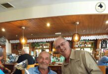 Copa Conmemorativa Anual Carp R Us La foto es de Russ recibiendo su trofeo del presidente de CRU, Roy Dainty.