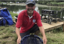 Grupo de competición de carpas urbanas (UCMG) El ex campeón mundial, Harry Billing, que ganó ambos días.