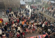 MOJÁCAR NEEM AFSCHEID VAN 2024 Om 12 uur 's middags beleefden de allerkleinsten een emotioneel moment met het traditionele klokkenspel. In plaats van druiven aten ze kleine snoepjes om de vroege komst van het nieuwe jaar te vieren.