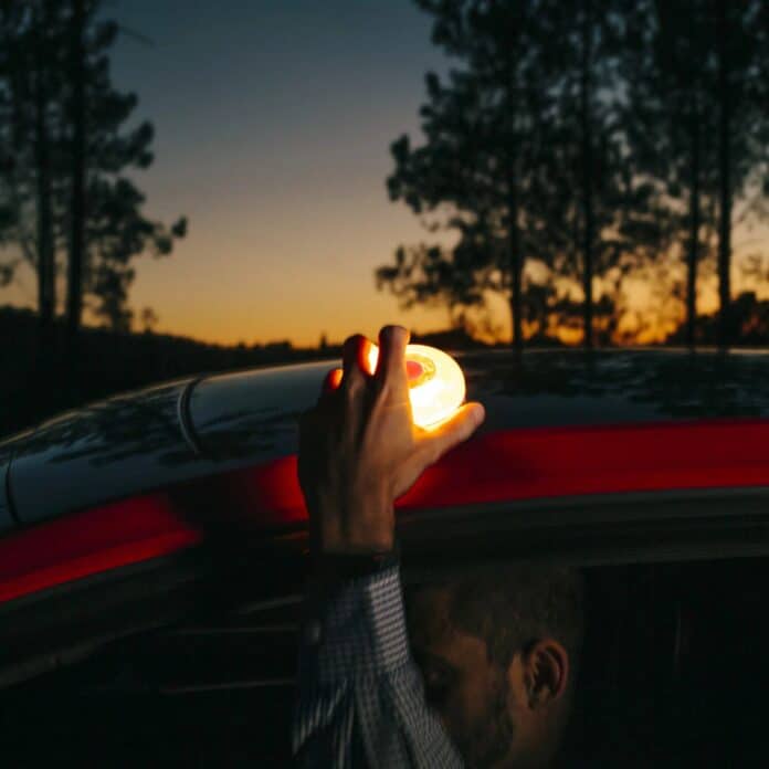 З 1 січня 2026 року більшість транспортних засобів будуть обов'язковими для встановлення аварійної лампи V16, яка замінить знаки аварійної зупинки.