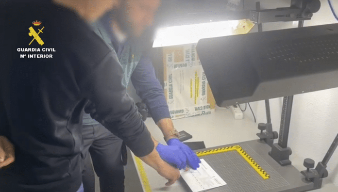 Authorities have arrested a 39-year-old Bulgarian man accused of stabbing his brother-in-law in the neck and injuring his sister’s hands in Orihuela Costa.