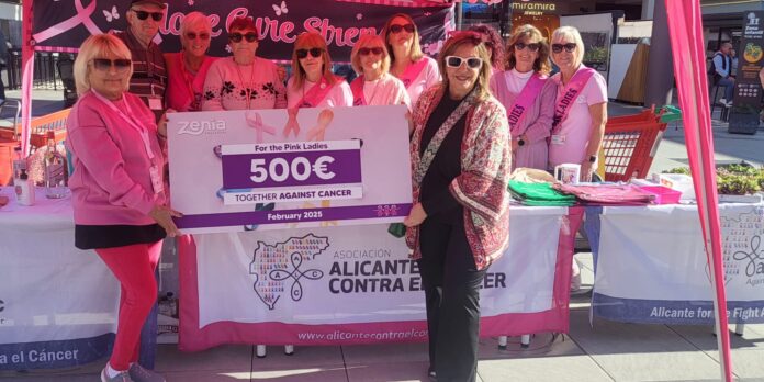 «Рожеві леді» встановили свої столи з товарами, допомагаючи збирати вкрай необхідні кошти, а також записуючись на скринінгові тести, що проводяться AACC в рамках їхньої Програми раннього виявлення.