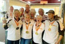 Wind, regen en winnende glimlachen voor de FITS Petanca League Awards Domino McCoys - winnaar van de Division 1 League en de beker. Aanvoerder Colin Kernahan, achterste rij links.